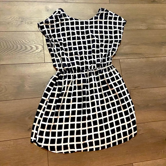 JustFab Dresses & Skirts - Just fab white and black dress size medium